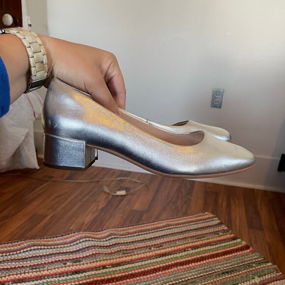 Clarks Silver Leather Pumps SZ 8.5 Round Toe Metallic Classic Heels Formal Event - Picture 2 of 8